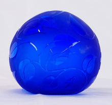 Load image into Gallery viewer, Kelsey Murphy (Ohio/West Virginia, 20th/21st c.), &quot;Simple Spring,&quot; 6 inch diameter paperweight
